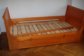 Łóżko z wyciąganymi bokami dla dziecka