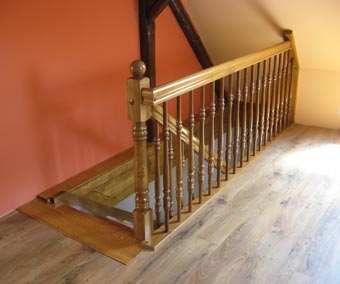 Barierka schodów wykonana z drewna i szkła typu satyna