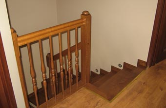 Górna częśc schodów- barierka i zejście