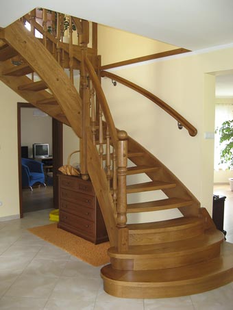 Częściowo ażurowe schody drewniane