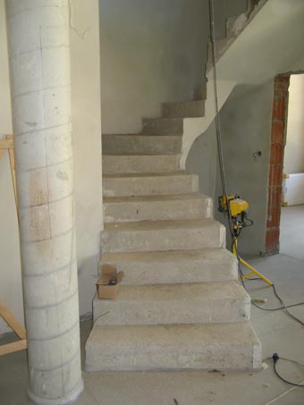Schody betonowe przed montażem schodów drewnianych