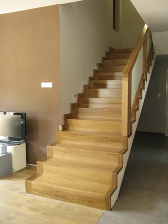 Dywanowe schody wykonane z jesionu