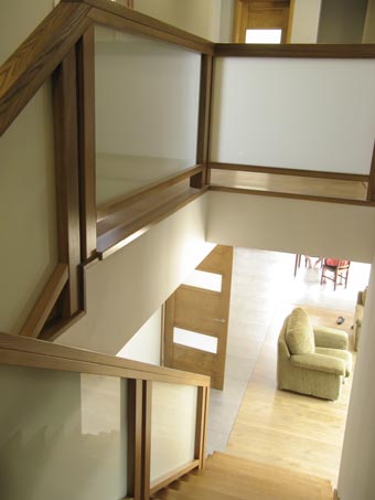 Barierka schodów wykonana z drewna i szkła typu satyna