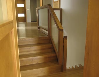 Spocznik na półpiętrze oraz drugi bieg schodów